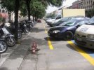 Le auto invadono facilmente la ciclabile. Un pericoloso tombino.