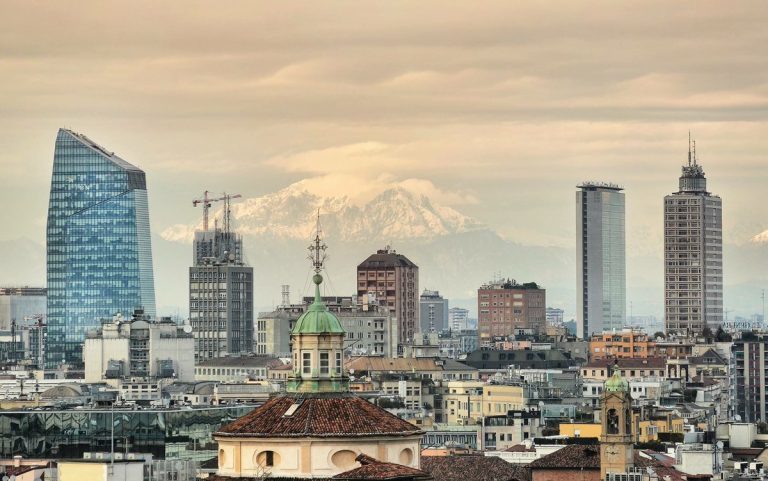 Il Monte Rosa visto da Milano quando l’aria è pulita (foto Andrea Cherchi)
