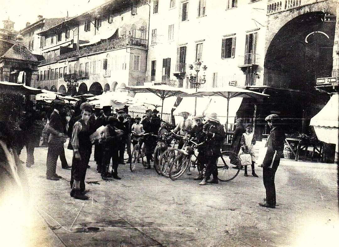 1920's Ciclisti in piazza Erbe