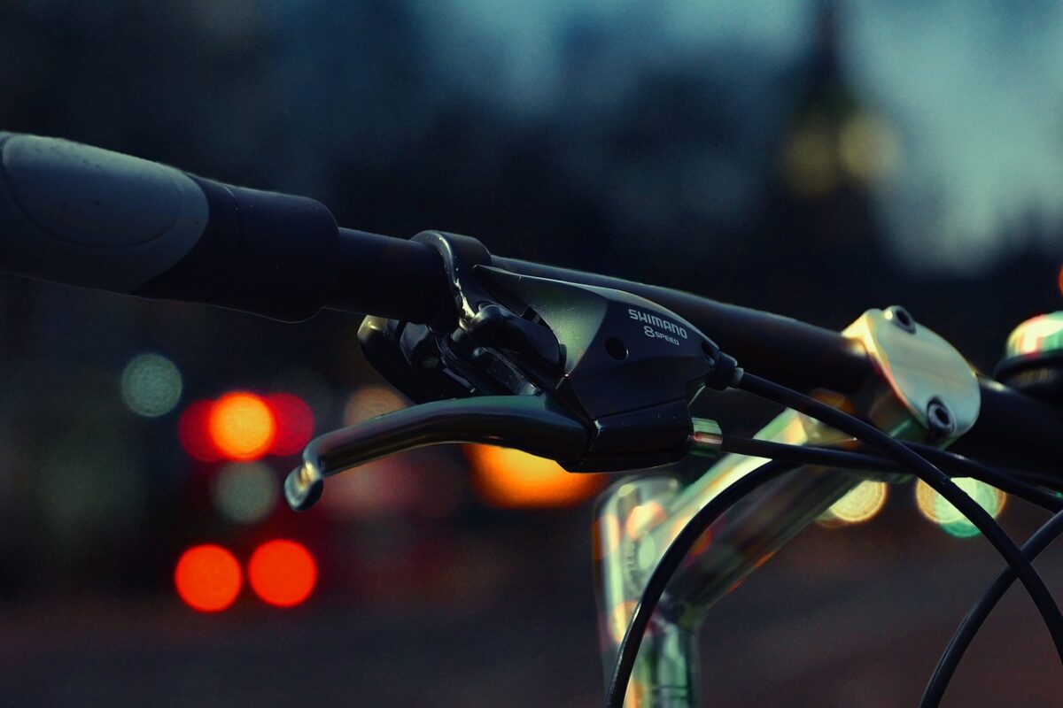 Manubrio bici luci sottofondo - shimano-g0af6a1b45 (di ThePixelman da Pixabay)