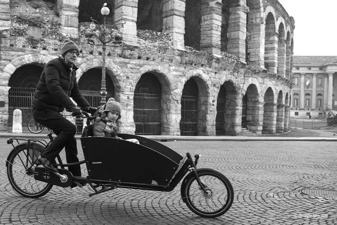 genitore-con-bambino-in-cargo-bike-piazza-bra-arena-foto-giorgio-montolli-da-verona-in-it