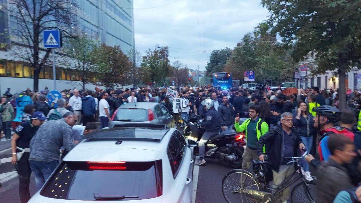 manifestazione-sicurezza-stradale-abbiamo-bloccato-il-centro-di-milano-da-bikeitalia-it