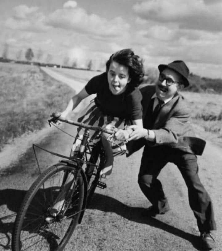 un-babbo-insegna-alla-figlia-ad-andare-in-bicicletta-robert-doisneau-francia-1960