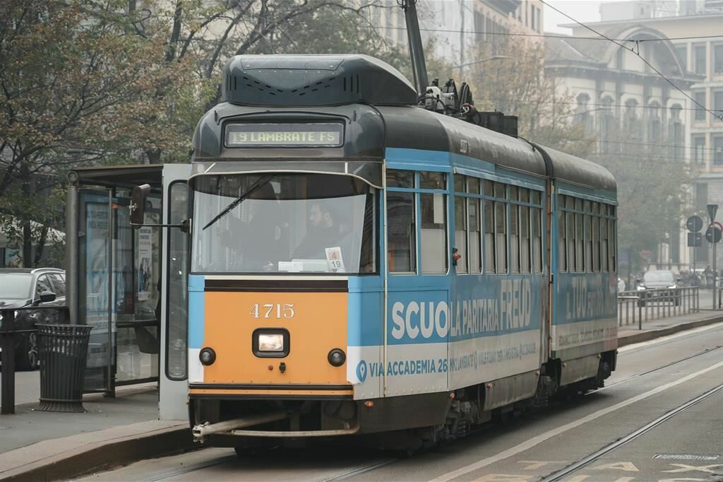 Il paradosso della mobilità italiana, i “forzati” dell’auto sono i più poveri - Foto di un tram (di Fotogramma da avvenire.it)